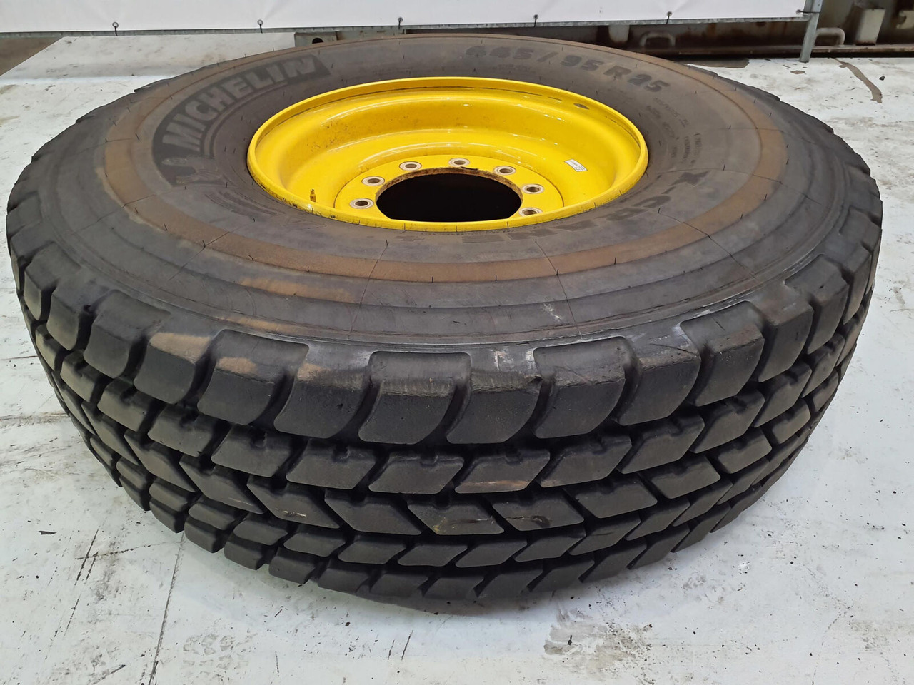 Michelin Wheel 445/95R25 10 12 1p - Wheel and tire package for Crane: picture 1 Michelin Wheel 445/95R25 10 12 1p - Wheel and tire package for Crane: picture 1