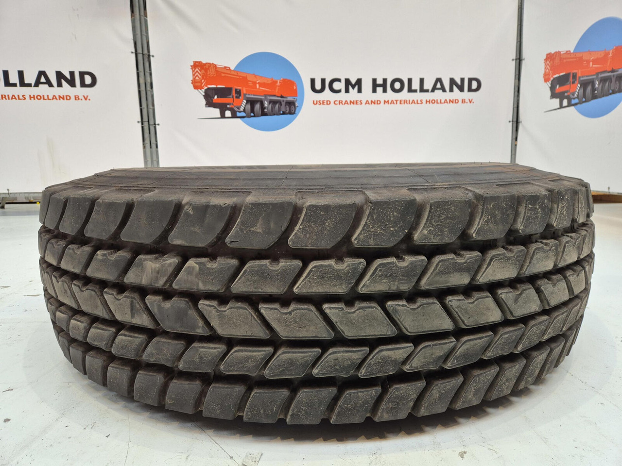 Michelin Wheel 445/95R25 10 12 1p - Wheel and tire package for Crane: picture 3 Michelin Wheel 445/95R25 10 12 1p - Wheel and tire package for Crane: picture 3