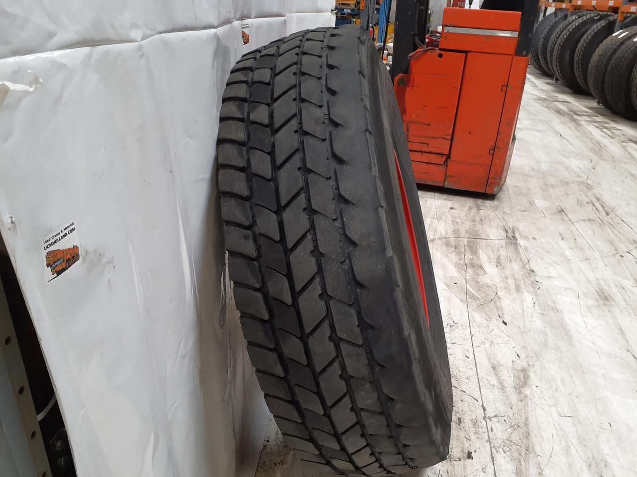 Michelin Wheel 445/95R25 10 12 1p - Wheel and tire package for Crane: picture 3 Michelin Wheel 445/95R25 10 12 1p - Wheel and tire package for Crane: picture 3