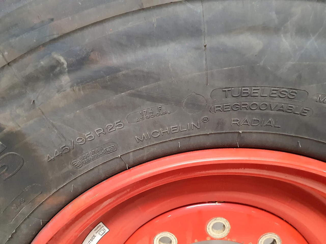 Michelin Wheel 445/95R25 10 12 1p - Wheel and tire package for Crane: picture 5 Michelin Wheel 445/95R25 10 12 1p - Wheel and tire package for Crane: picture 5