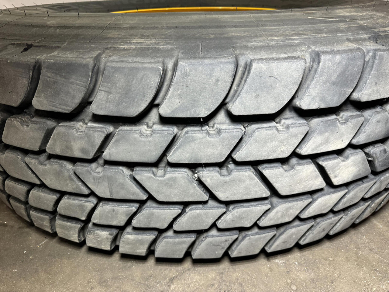 Michelin Wheel 445/95R25 10 12.3 1p - Wheel and tire package for Crane: picture 3 Michelin Wheel 445/95R25 10 12.3 1p - Wheel and tire package for Crane: picture 3