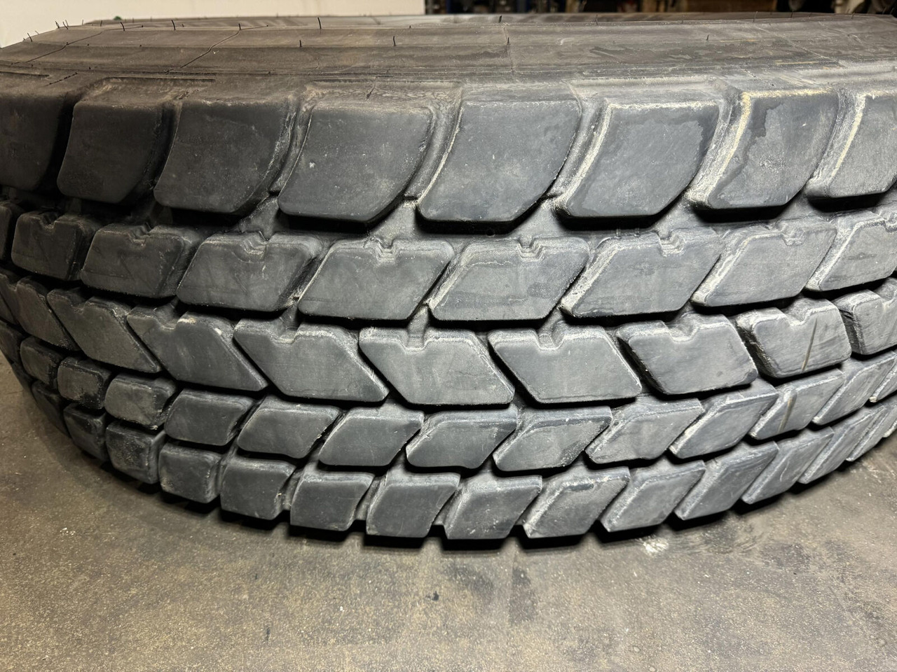 Michelin Wheel 445/95R25 10 12.3 1p - Wheel and tire package for Crane: picture 3 Michelin Wheel 445/95R25 10 12.3 1p - Wheel and tire package for Crane: picture 3