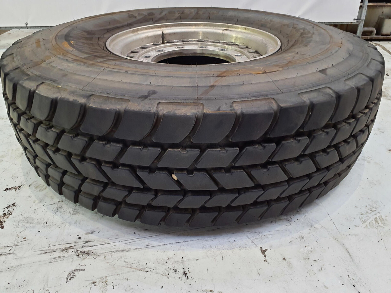 Michelin Wheel 445/95R25 12 9 2p alu - Wheel and tire package for Crane: picture 1 Michelin Wheel 445/95R25 12 9 2p alu - Wheel and tire package for Crane: picture 1