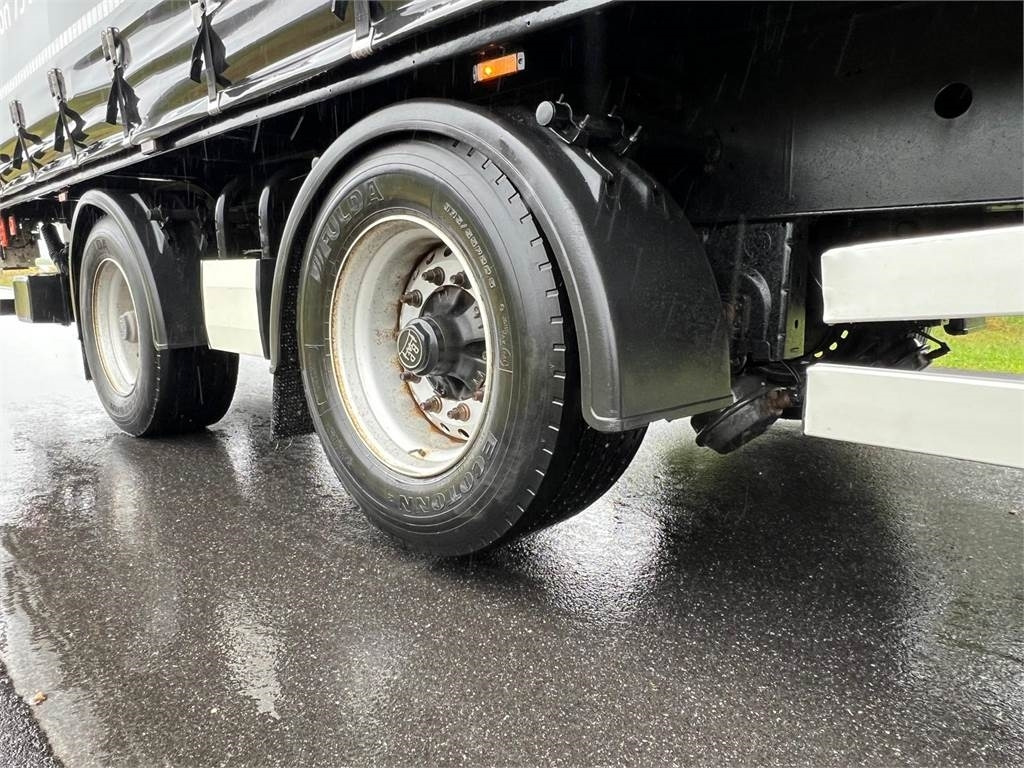 Curtainsider semi-trailer Krone 13,6 mtr gardin - lodretstående lift: picture 8