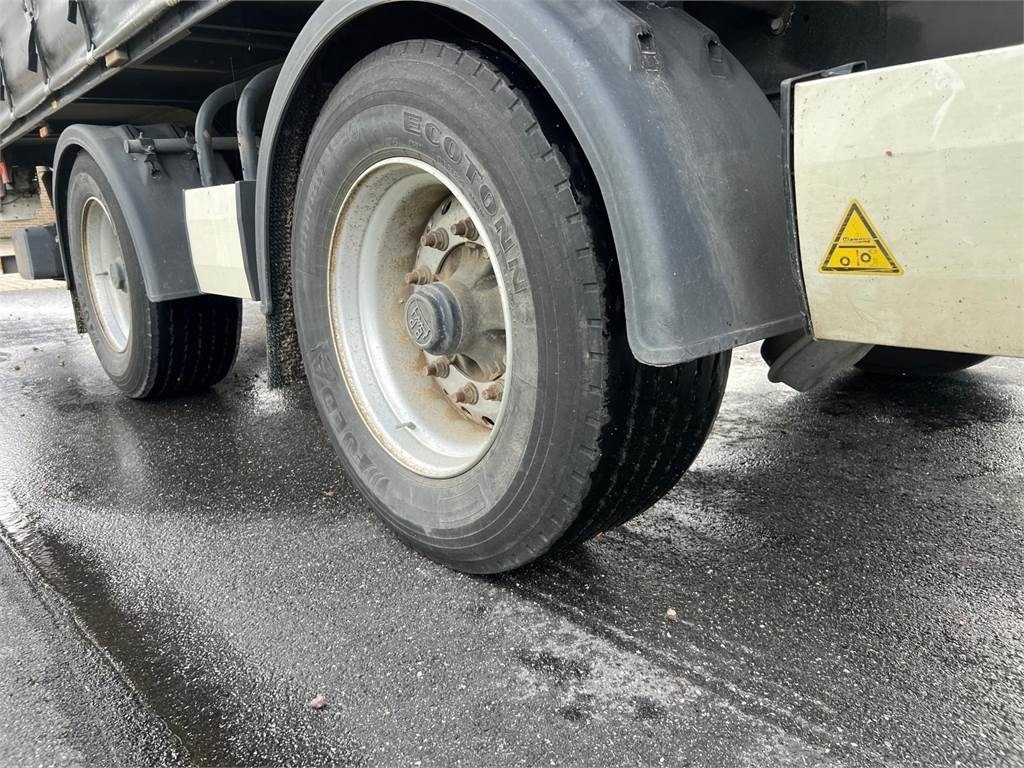 Curtainsider semi-trailer Krone 13,6 mtr gardin - lodretstående lift: picture 10