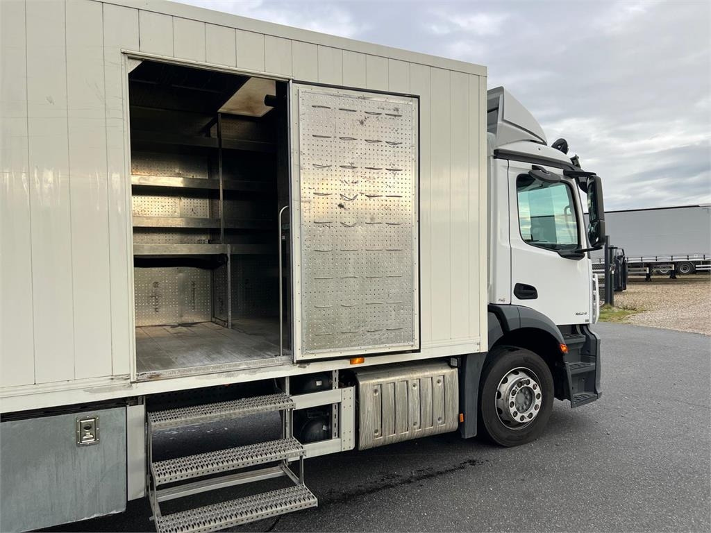 Mercedes-Benz Antos 1824 LnR  - Box truck: picture 4 Mercedes-Benz Antos 1824 LnR  - Box truck: picture 4