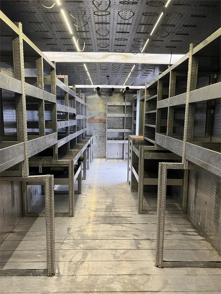 Mercedes-Benz Antos 1824 LnR - Box truck: picture 2 Mercedes-Benz Antos 1824 LnR - Box truck: picture 2