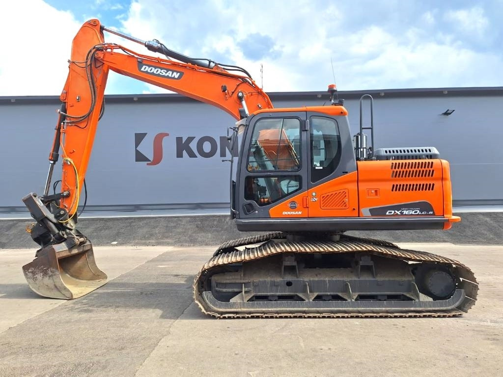 Doosan DX160LCH-5 METSÄMALLI KALLISTAJALLA - Crawler excavator: picture 1 Doosan DX160LCH-5 METSÄMALLI KALLISTAJALLA - Crawler excavator: picture 1