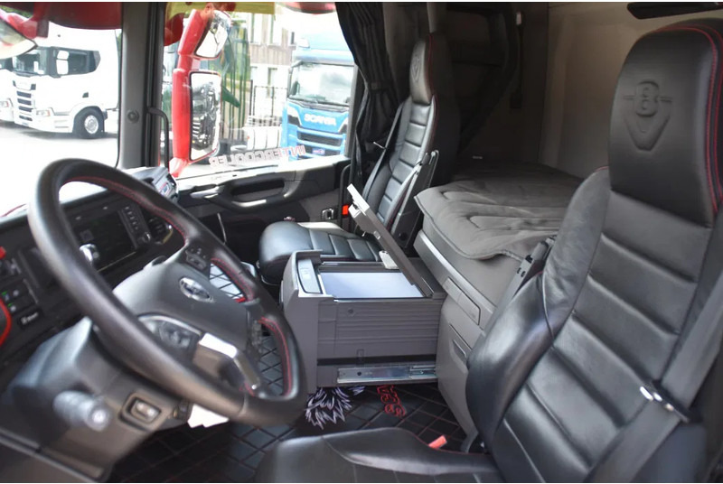 Scania R650 V8 NGS 4x2NB - LIKE NEW - RETARDER - FULL AIR - PARK. AIRCO - 4 POINT AIR SUSP. - 2 x FUEL TANKS - ALCOA'S - - Tractor unit: picture 5 Scania R650 V8 NGS 4x2NB - LIKE NEW - RETARDER - FULL AIR - PARK. AIRCO - 4 POINT AIR SUSP. - 2 x FUEL TANKS - ALCOA'S - - Tractor unit: picture 5