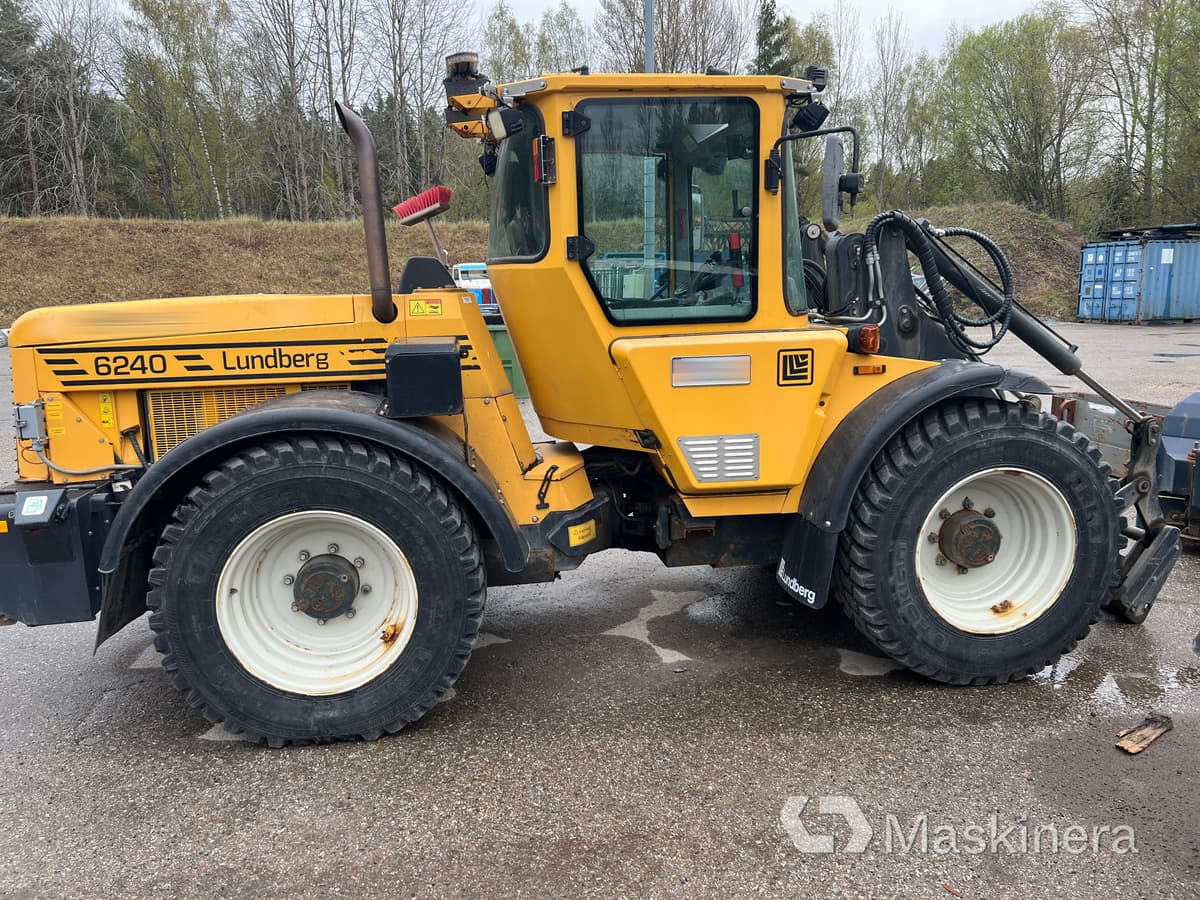 Redskapsbärare Lundberg 6240 med redskap och kombispridare - Wheel loader: picture 5 Redskapsbärare Lundberg 6240 med redskap och kombispridare - Wheel loader: picture 5