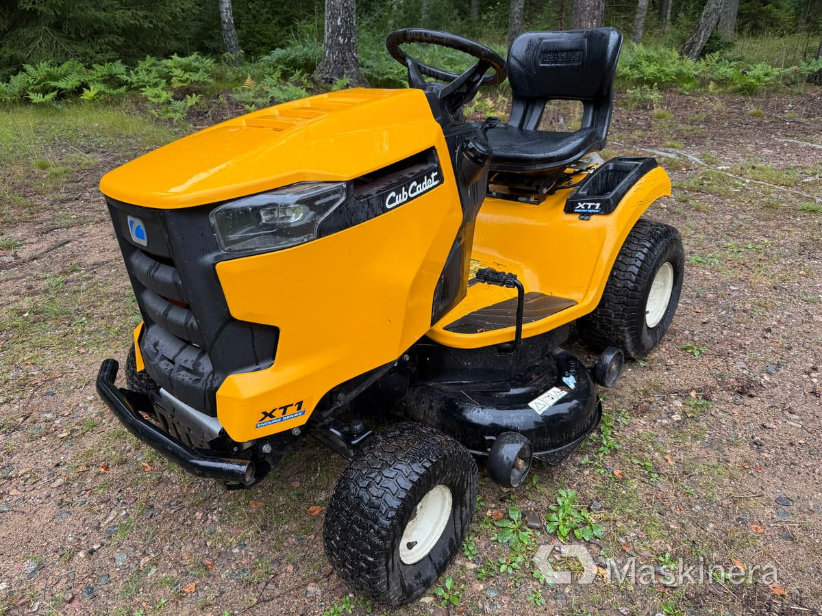 Trädgårdstraktor Cub Cadet XT1 - Garden mower: picture 1 Trädgårdstraktor Cub Cadet XT1 - Garden mower: picture 1