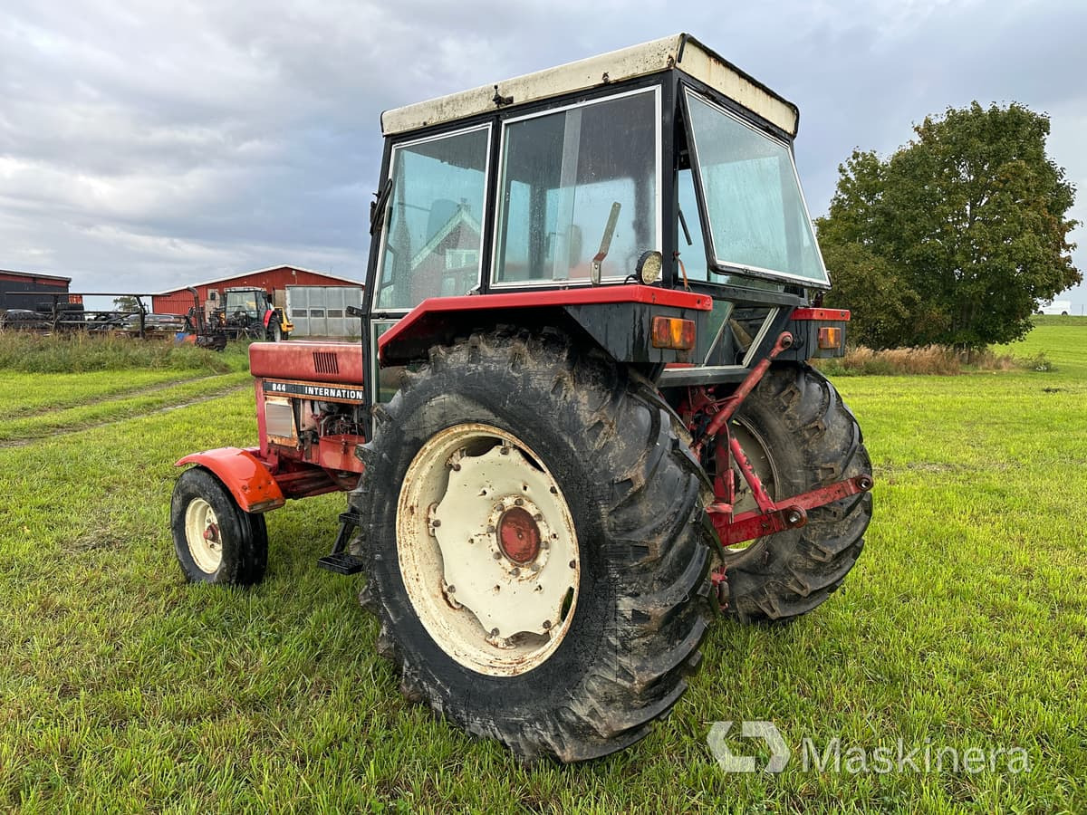Traktor International 844 - Farm tractor: picture 3 Traktor International 844 - Farm tractor: picture 3