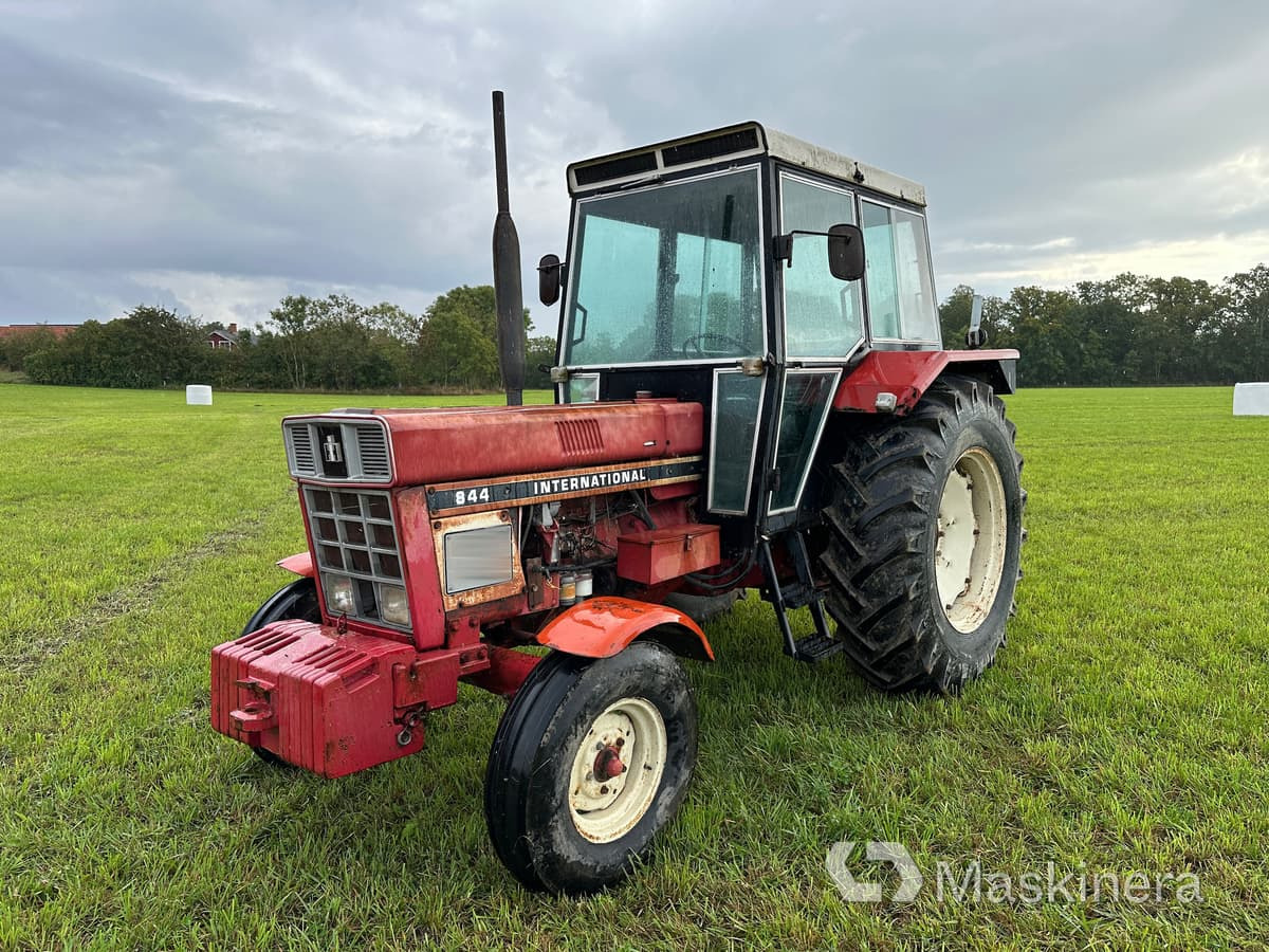 Traktor International 844 - Farm tractor: picture 1 Traktor International 844 - Farm tractor: picture 1