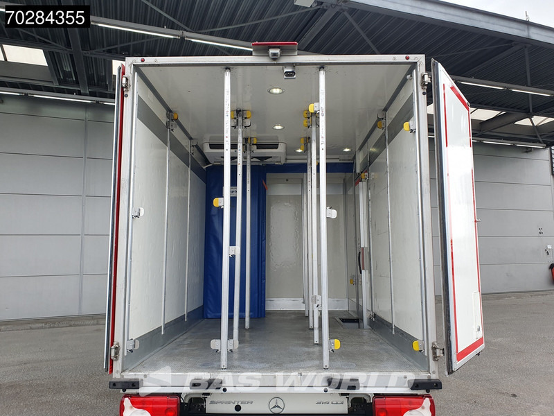 Mercedes-Benz 314 CDI Koelwagen Bi temp Automaat Zijdeur Thermo King V-300 Max Koeler Koel Vries Vriezer Kühlkasten 15m3 Airco - Refrigerated van: picture 3 Mercedes-Benz 314 CDI Koelwagen Bi temp Automaat Zijdeur Thermo King V-300 Max Koeler Koel Vries Vriezer Kühlkasten 15m3 Airco - Refrigerated van: picture 3
