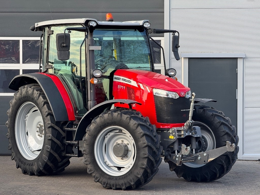 Massey Ferguson 5711 - Farm tractor: picture 1 Massey Ferguson 5711 - Farm tractor: picture 1