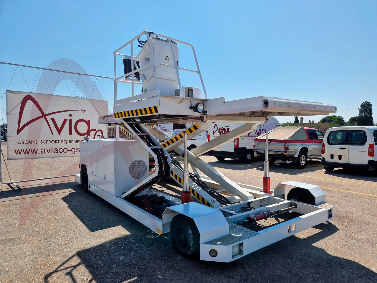 FMC CLT8 - Aircraft cargo loader: picture 3 FMC CLT8 - Aircraft cargo loader: picture 3