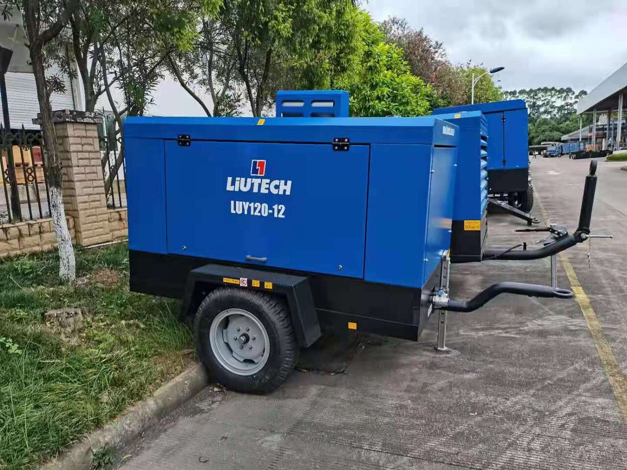 Liutech 120-12 424CFM 12Bar Portable Screw Diesel - Air compressor: picture 1 Liutech 120-12 424CFM 12Bar Portable Screw Diesel - Air compressor: picture 1