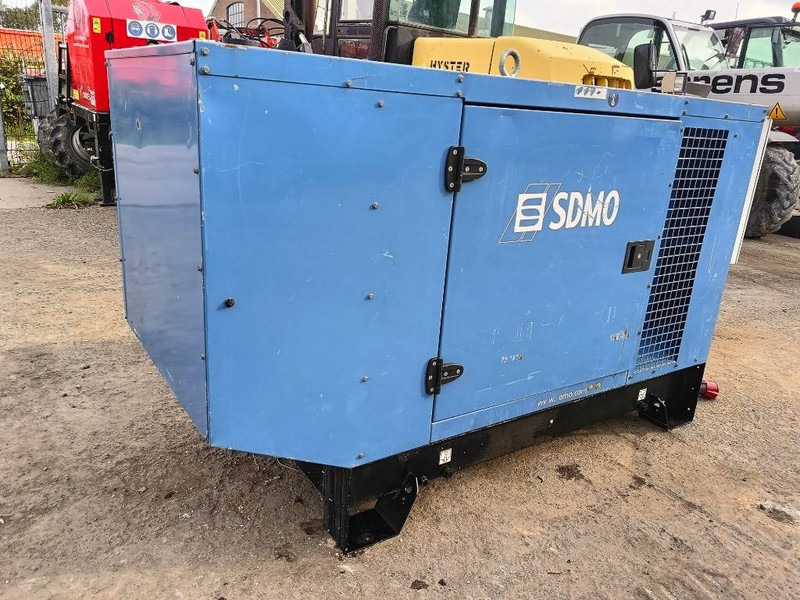SDMO J 44 K 44kva 64 A 35 kw generator aggregaat silent - Generator set: picture 3 SDMO J 44 K 44kva 64 A 35 kw generator aggregaat silent - Generator set: picture 3