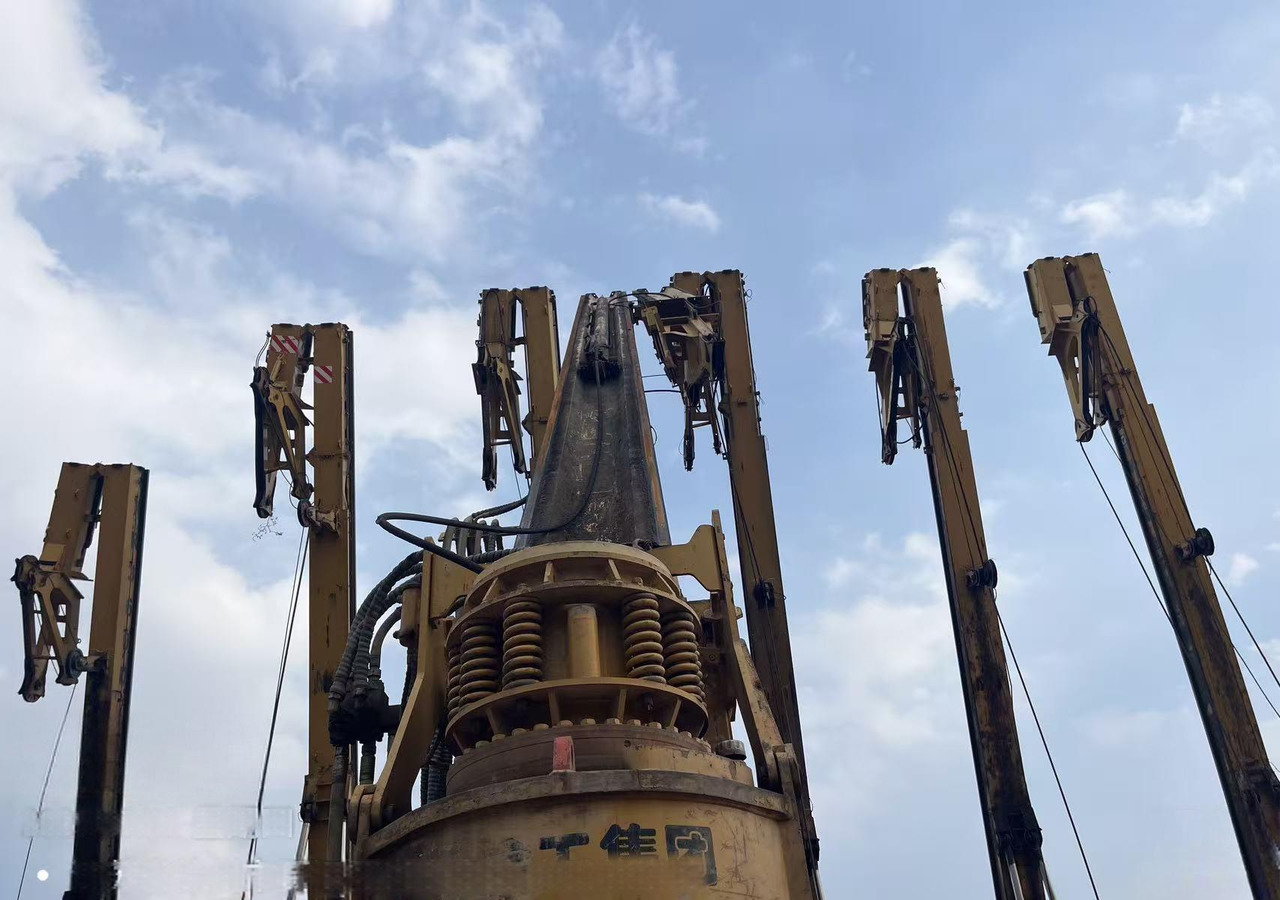XCMG XR180D used rotary drilling rig machine for sale - Drilling rig: picture 2 XCMG XR180D used rotary drilling rig machine for sale - Drilling rig: picture 2