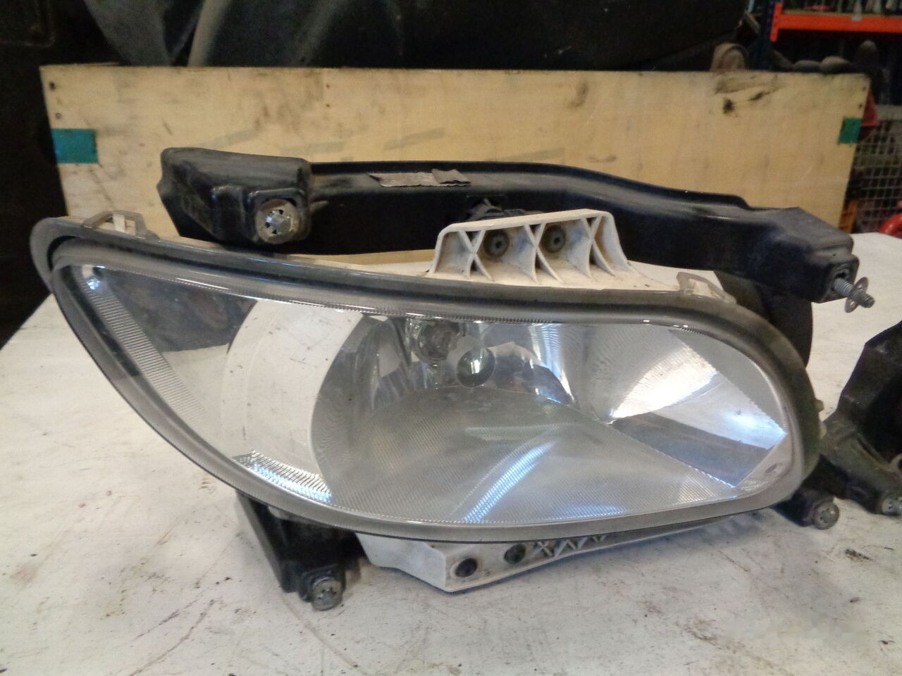 DAF XF 106 truck - Headlight for Truck: picture 3 DAF XF 106 truck - Headlight for Truck: picture 3