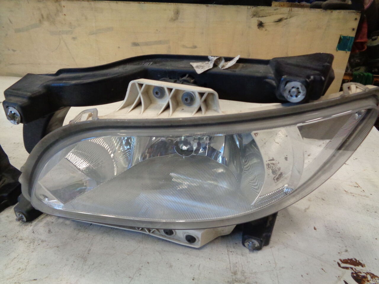 DAF XF 106 truck - Headlight for Truck: picture 4 DAF XF 106 truck - Headlight for Truck: picture 4