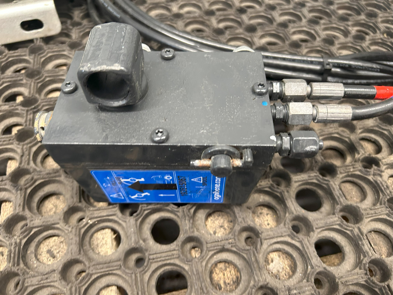 IVECO EUROCARGO 75E MLC CABIN LIFTING KIT - Hydraulic cylinder: picture 3 IVECO EUROCARGO 75E MLC CABIN LIFTING KIT - Hydraulic cylinder: picture 3