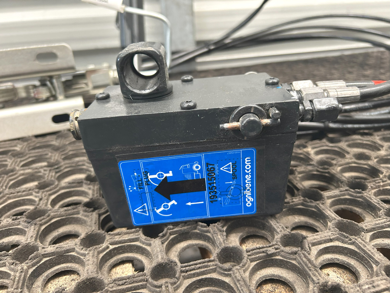 IVECO EUROCARGO 75E MLC CABIN LIFTING KIT - Hydraulic cylinder: picture 2 IVECO EUROCARGO 75E MLC CABIN LIFTING KIT - Hydraulic cylinder: picture 2