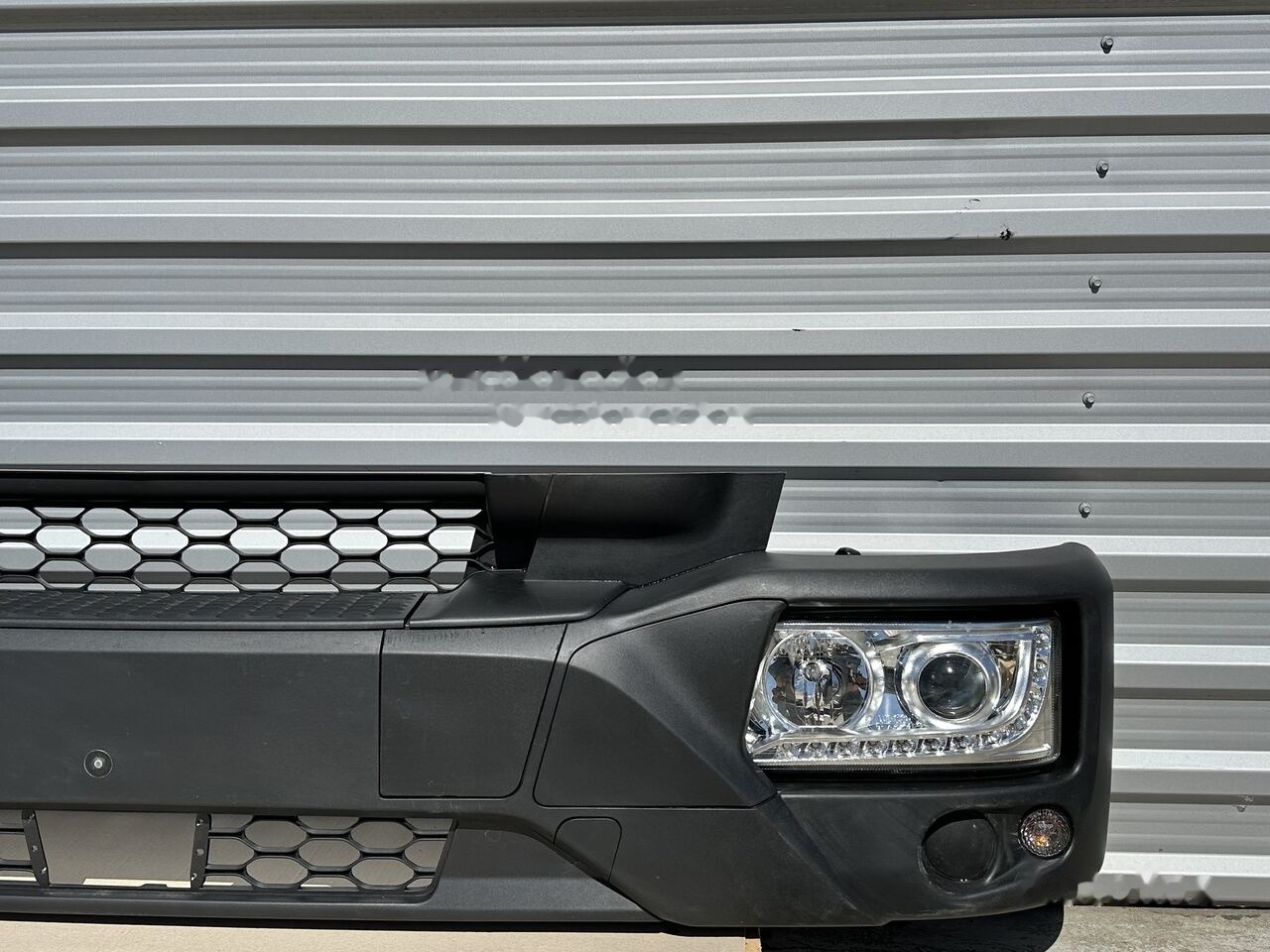IVECO EUROCARGO STRALIS 5801696199 / 5801745452 / 5801745449 - Bumper for Truck: picture 3 IVECO EUROCARGO STRALIS 5801696199 / 5801745452 / 5801745449 - Bumper for Truck: picture 3