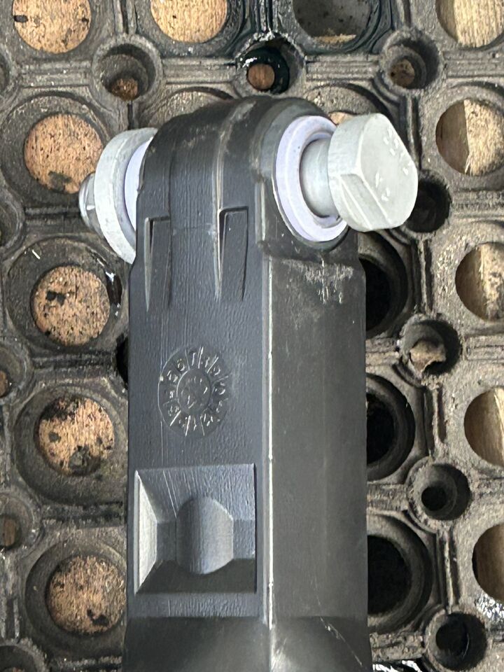 IVECO S-WAY CAB LEVEL CYLINDER - Hydraulic cylinder: picture 3 IVECO S-WAY CAB LEVEL CYLINDER - Hydraulic cylinder: picture 3