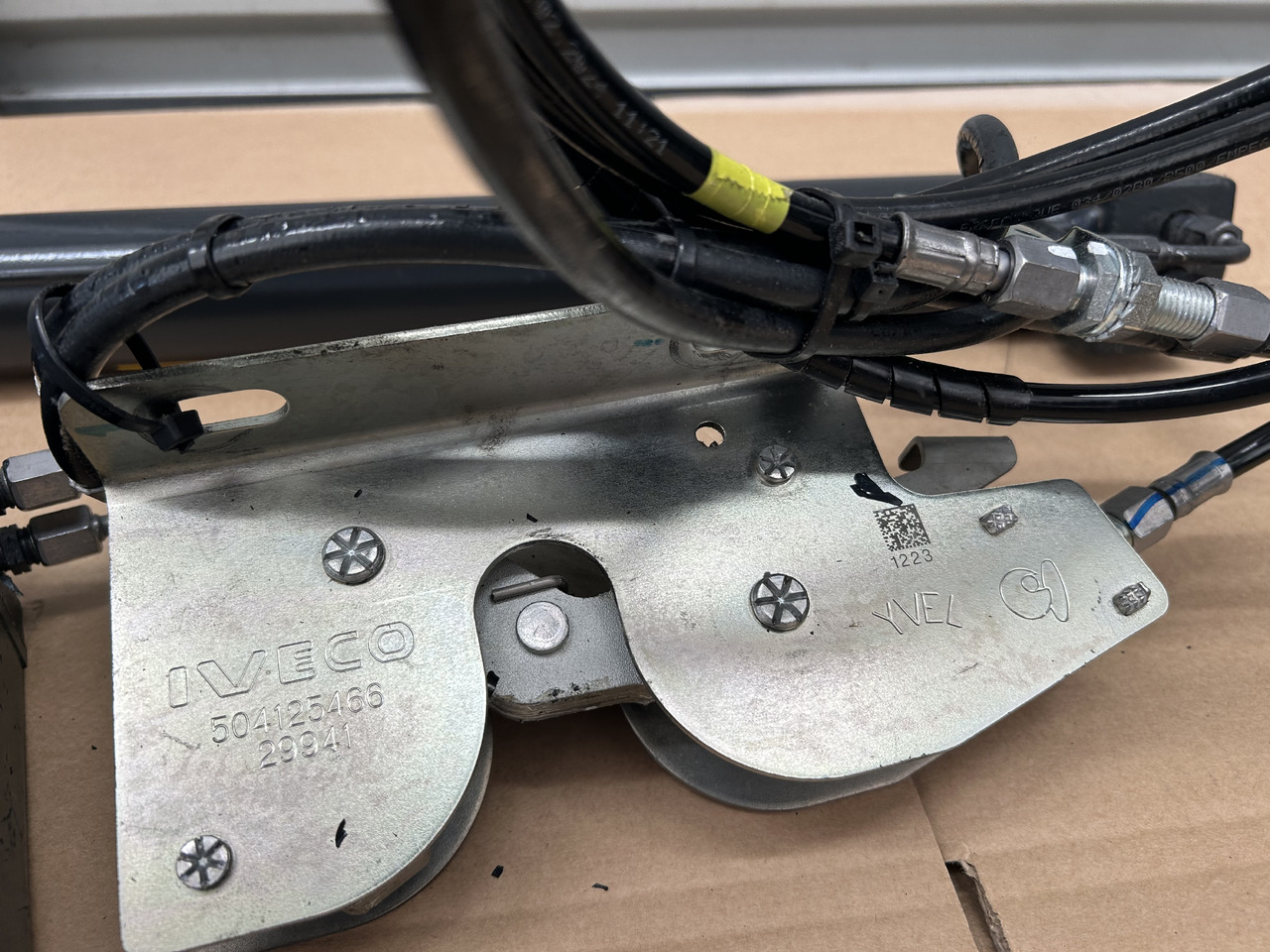 IVECO STRALIS , S-WAY - Hydraulic cylinder: picture 5 IVECO STRALIS , S-WAY - Hydraulic cylinder: picture 5