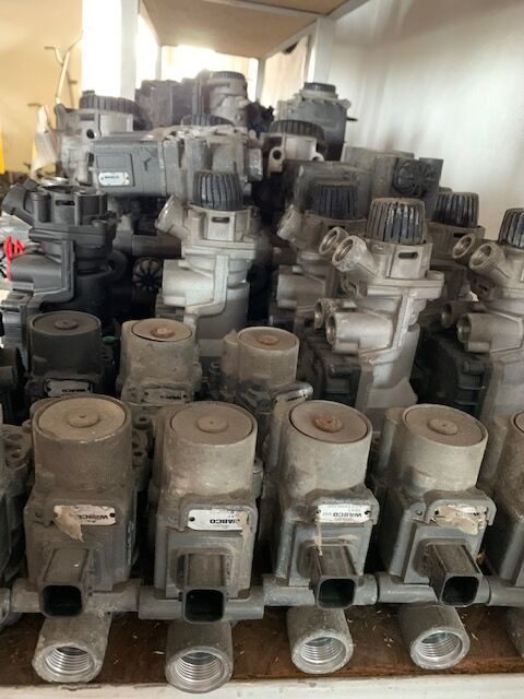 Mercedes-Benz ACTROS MP4 EBS Trailer Control Module K000920 Mercedes-Benz ACTROS MP4 truck - Brake valve for Truck: picture 5 Mercedes-Benz ACTROS MP4 EBS Trailer Control Module K000920 Mercedes-Benz ACTROS MP4 truck - Brake valve for Truck: picture 5