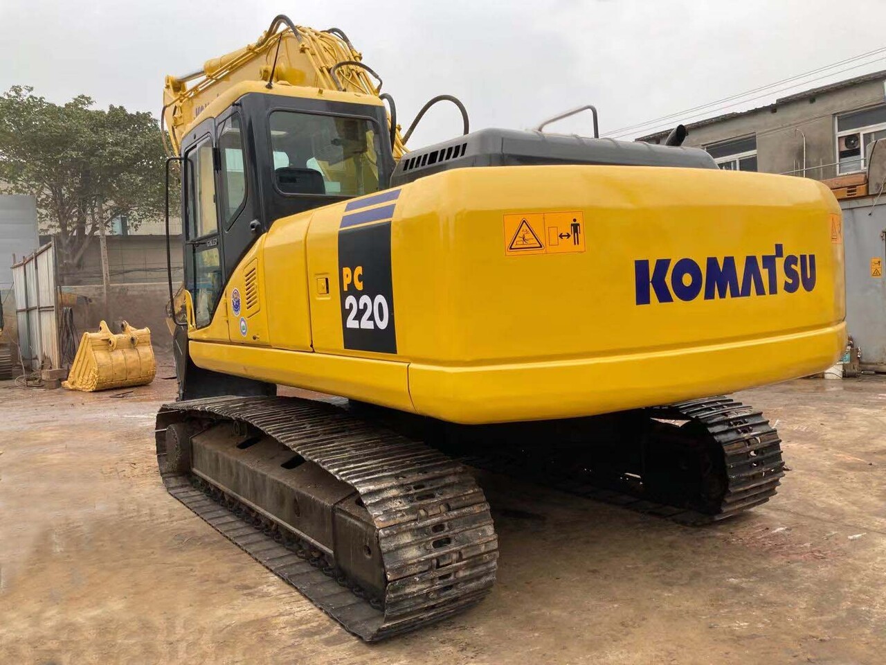 KOMATSU PC220 excavator cheap 22 ton used excavator Komatsu PC220 - Crawler excavator: picture 4 KOMATSU PC220 excavator cheap 22 ton used excavator Komatsu PC220 - Crawler excavator: picture 4