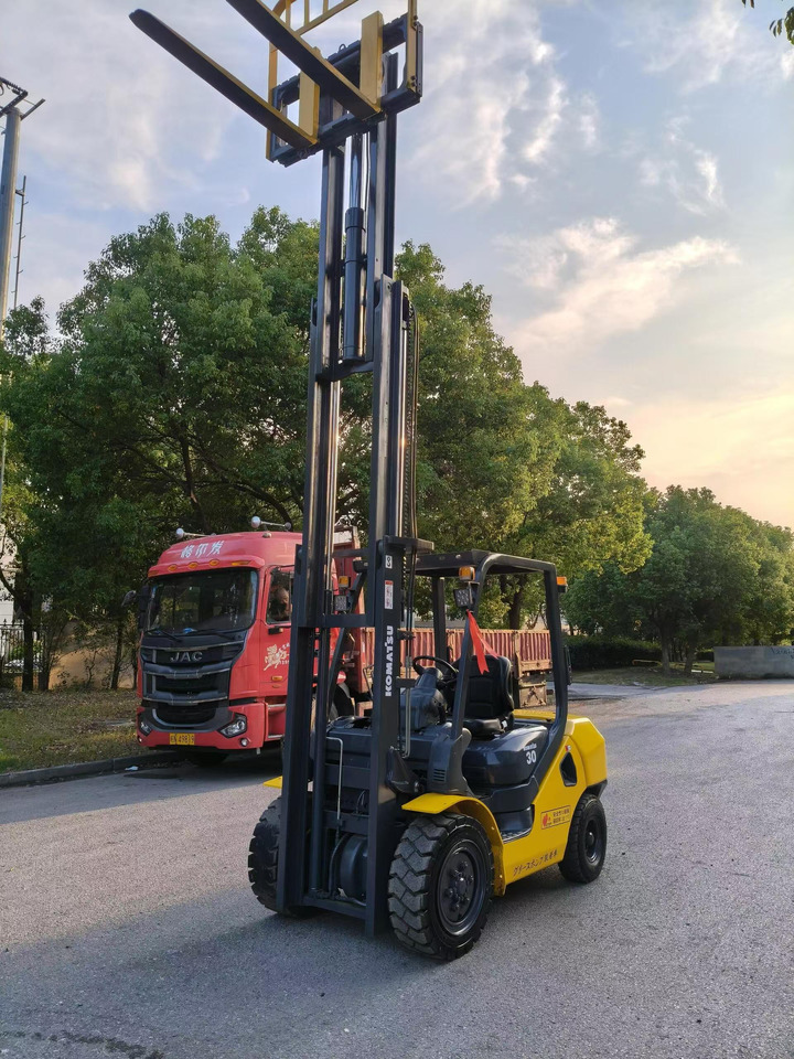 Komatsu Forklift 3 ton Capacity FD30-15, FD30-16, FD30-17 - Diesel forklift: picture 3 Komatsu Forklift 3 ton Capacity FD30-15, FD30-16, FD30-17 - Diesel forklift: picture 3