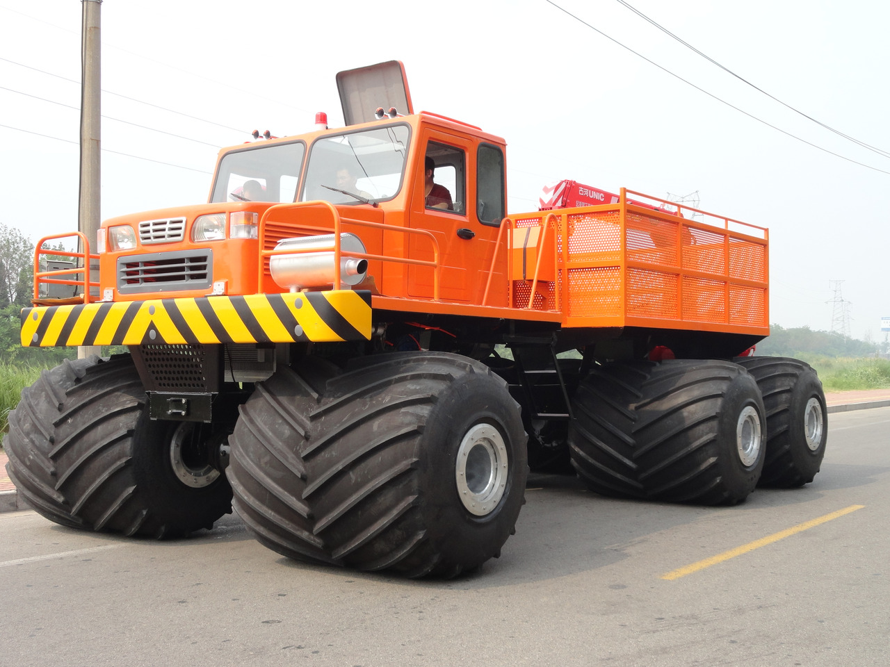 Amphibious truck Swamp truck Used for: swamps, beaches, rivers, wetland material transportation, rescue and oil exploration - Ground support equipment: picture 4 Amphibious truck Swamp truck Used for: swamps, beaches, rivers, wetland material transportation, rescue and oil exploration - Ground support equipment: picture 4