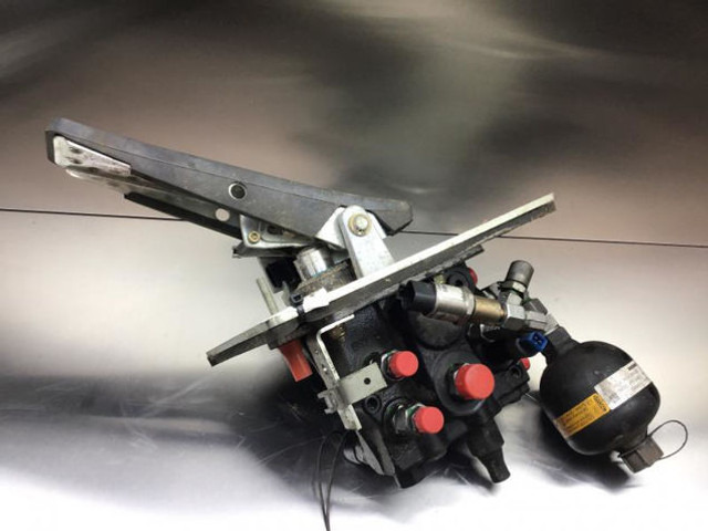 Liebherr L524 / L528 / L538 / L542 - Pedal: picture 5 Liebherr L524 / L528 / L538 / L542 - Pedal: picture 5