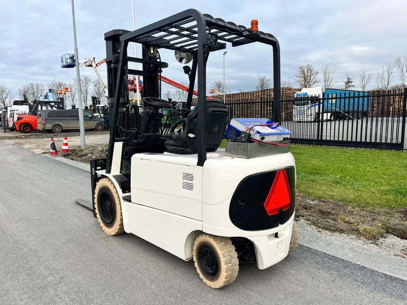 Caterpillar EP30K-PAC - Electric forklift: picture 5 Caterpillar EP30K-PAC - Electric forklift: picture 5