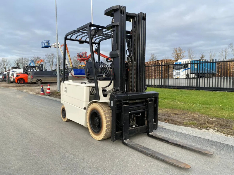 Caterpillar EP30K-PAC - Electric forklift: picture 3 Caterpillar EP30K-PAC - Electric forklift: picture 3