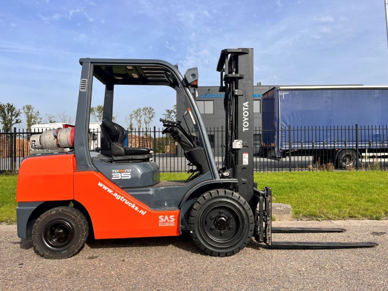 Toyota 02- 8FGJF35 - LPG forklift: picture 1 Toyota 02- 8FGJF35 - LPG forklift: picture 1