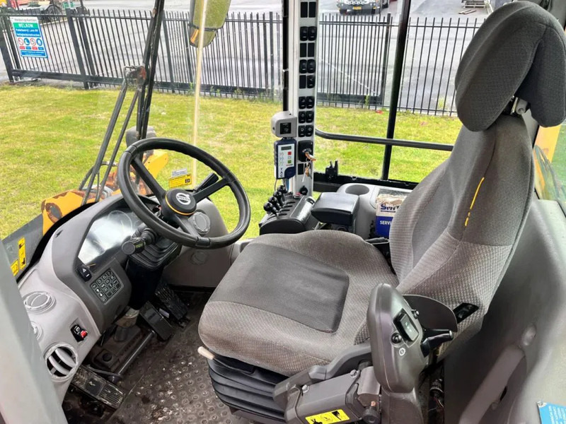 Wheel loader Volvo L90H: picture 13