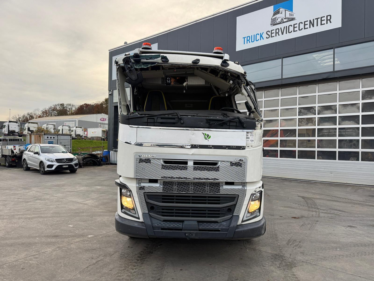 VOLVO FH16-650 6x6 X-Track Unfall - Cab chassis truck: picture 2 VOLVO FH16-650 6x6 X-Track Unfall - Cab chassis truck: picture 2