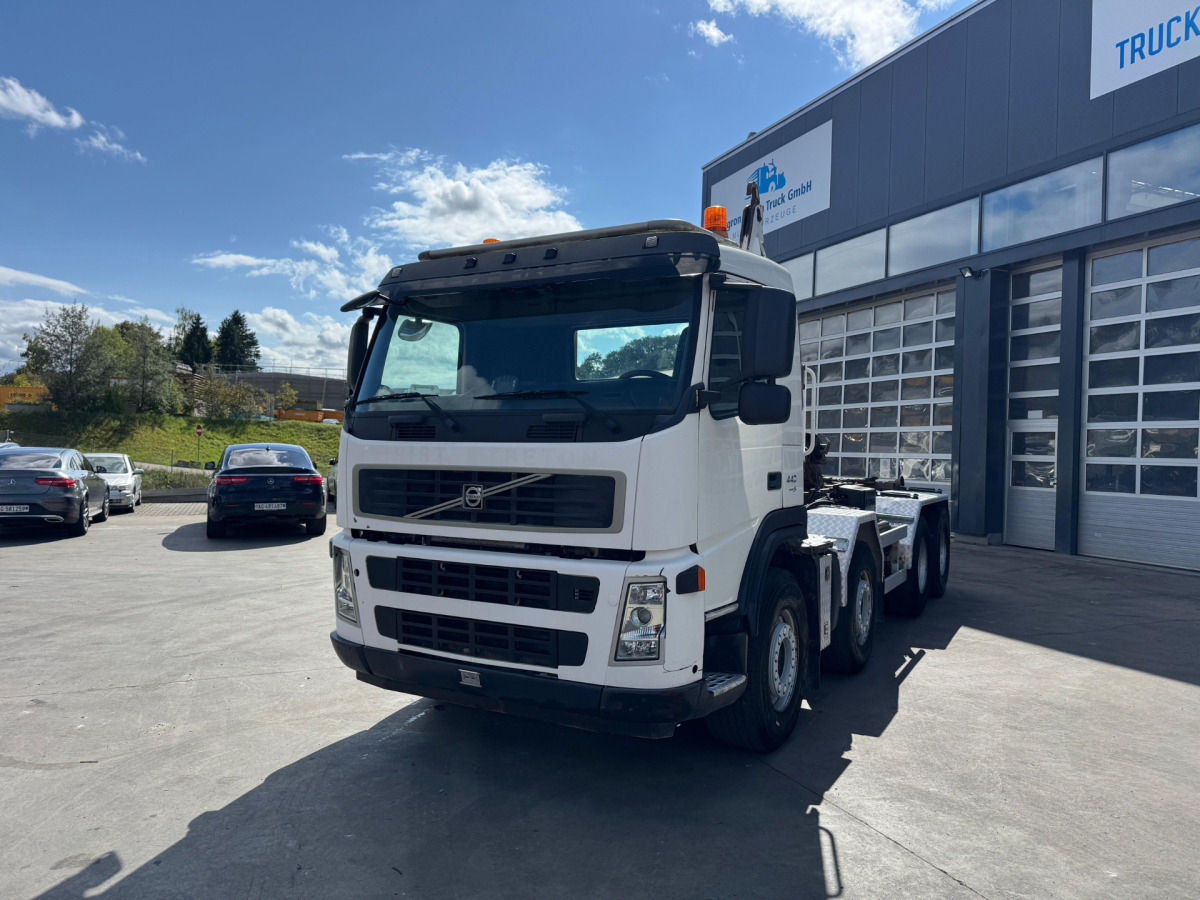 VOLVO FM-440 8x4 Hiab 25T AHK - Hook lift truck: picture 1 VOLVO FM-440 8x4 Hiab 25T AHK - Hook lift truck: picture 1