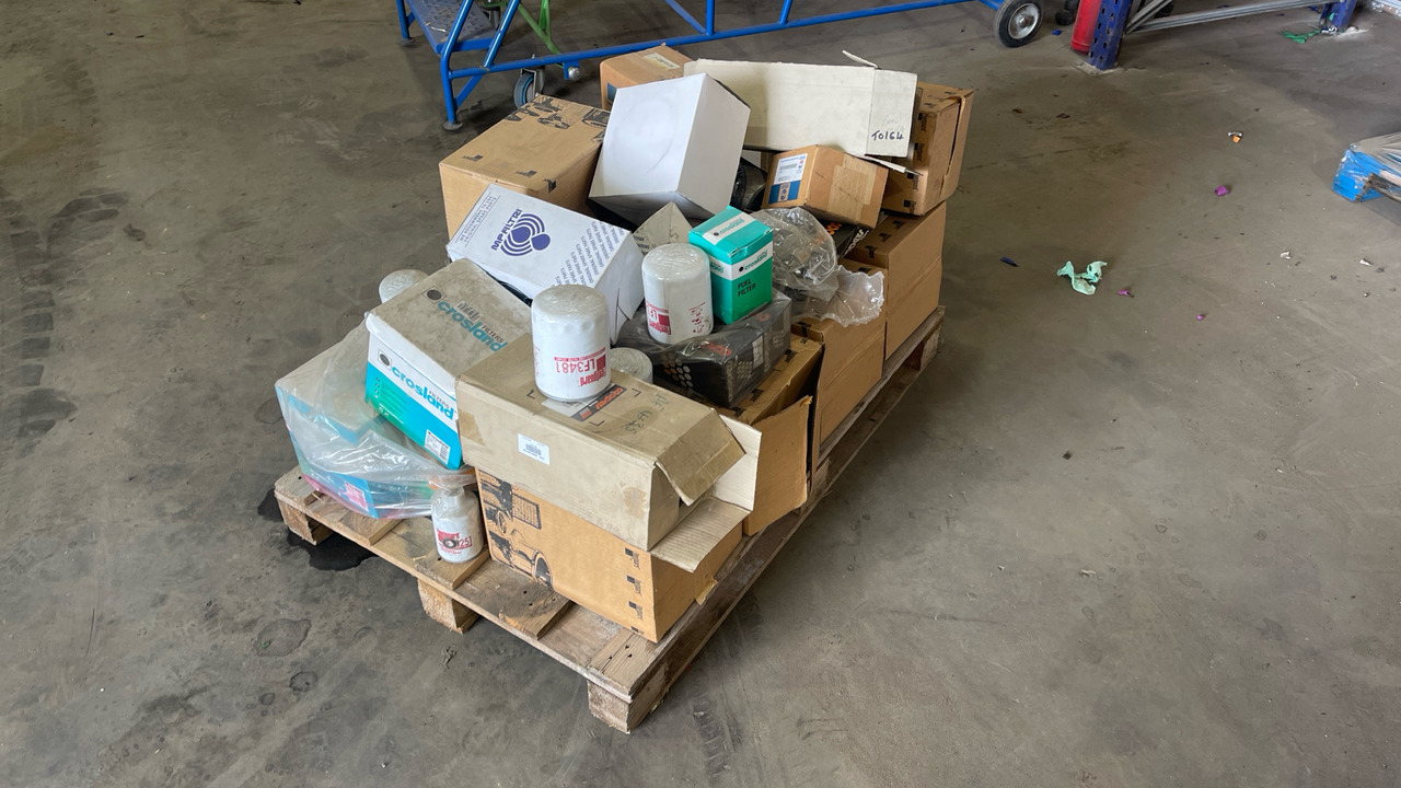 AIR & FUEL FILTERS (PALLET OF) - Construction equipment: picture 4 AIR & FUEL FILTERS (PALLET OF) - Construction equipment: picture 4