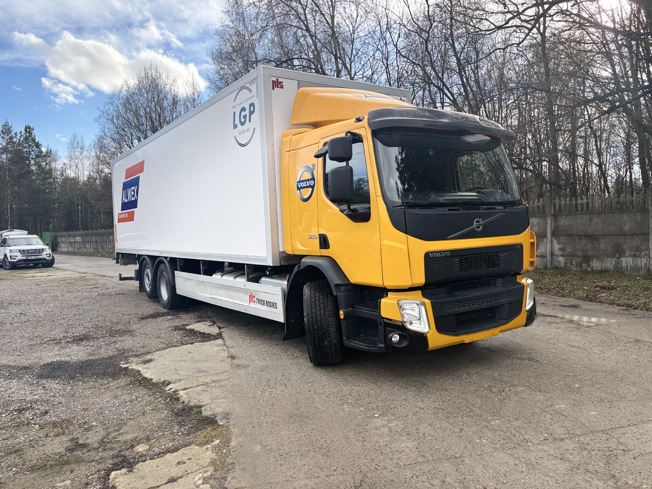 VOLVO FE 320 - Refrigerator truck: picture 2 VOLVO FE 320 - Refrigerator truck: picture 2