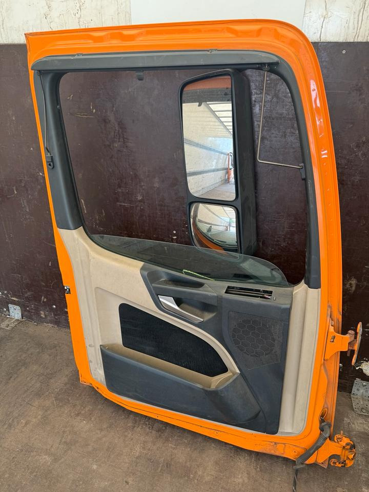 Actros MP4 Fahrertür Orange, Spiegel, Innenverkleidung LN 39 - Door and parts for Truck: picture 2 Actros MP4 Fahrertür Orange, Spiegel, Innenverkleidung LN 39 - Door and parts for Truck: picture 2