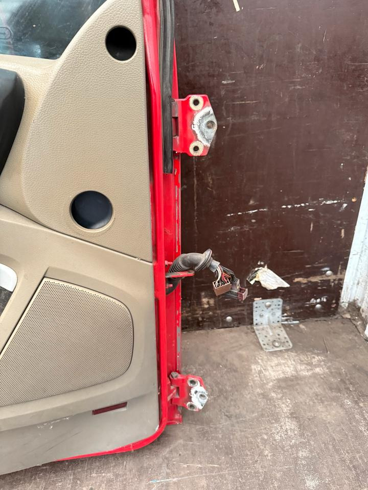 DAF XF 105,460 Fahrertür Rot Spiegel Innenverkleidung LN 47 - Door and parts for Truck: picture 3 DAF XF 105,460 Fahrertür Rot Spiegel Innenverkleidung LN 47 - Door and parts for Truck: picture 3