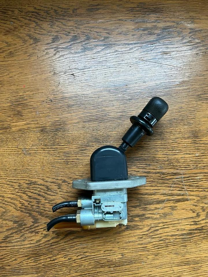 MAN Bremsventil Feststellbremse Handbremsventil 81.52315.6156 - Brake valve for Truck: picture 1 MAN Bremsventil Feststellbremse Handbremsventil 81.52315.6156 - Brake valve for Truck: picture 1