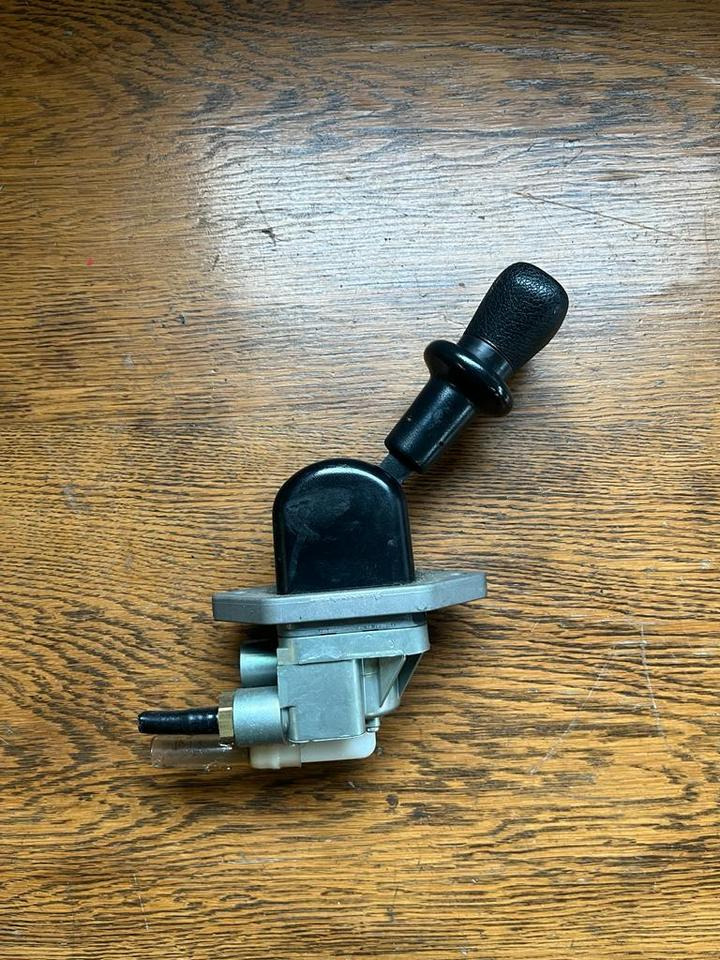 MAN Bremsventil Feststellbremse Handbremsventil 81.52315.6185 - Brake valve for Truck: picture 1 MAN Bremsventil Feststellbremse Handbremsventil 81.52315.6185 - Brake valve for Truck: picture 1