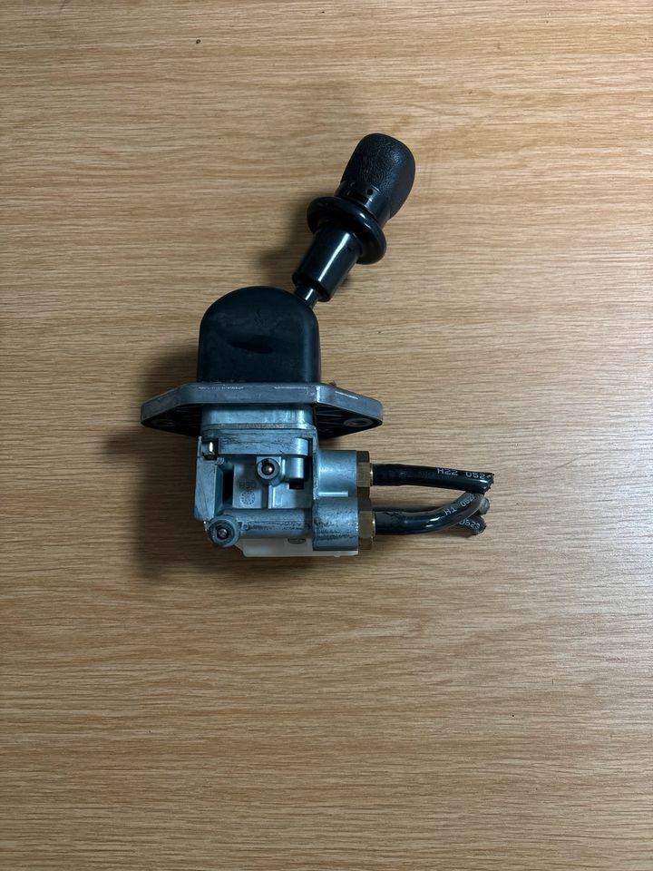 MAN WABCO Handbremsventil / Festellbremse 81.52315-6156 - Gear stick for Truck: picture 2 MAN WABCO Handbremsventil / Festellbremse 81.52315-6156 - Gear stick for Truck: picture 2