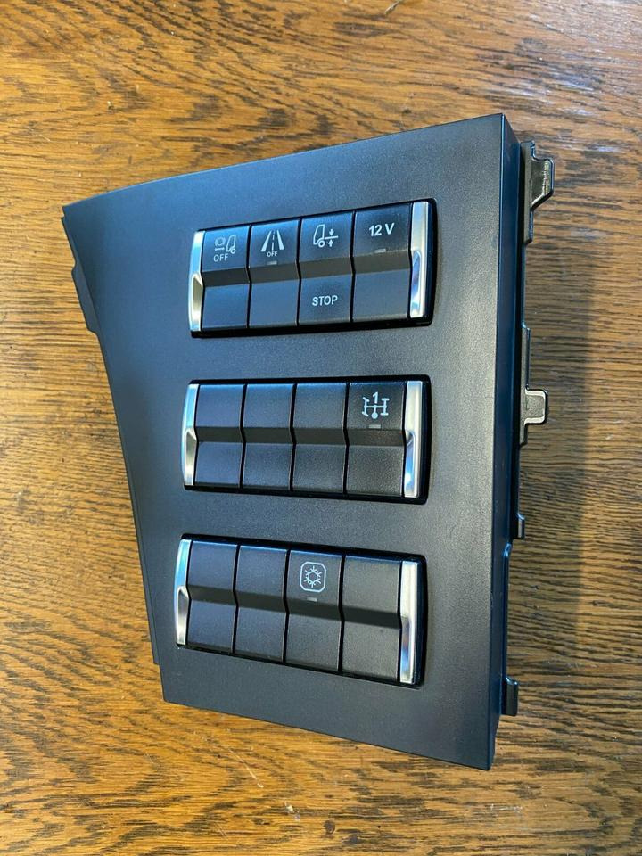 Mercedes Actros MP4 Bedienungspanel A 960 540 02 46 - Cab and interior for Truck: picture 2 Mercedes Actros MP4 Bedienungspanel A 960 540 02 46 - Cab and interior for Truck: picture 2