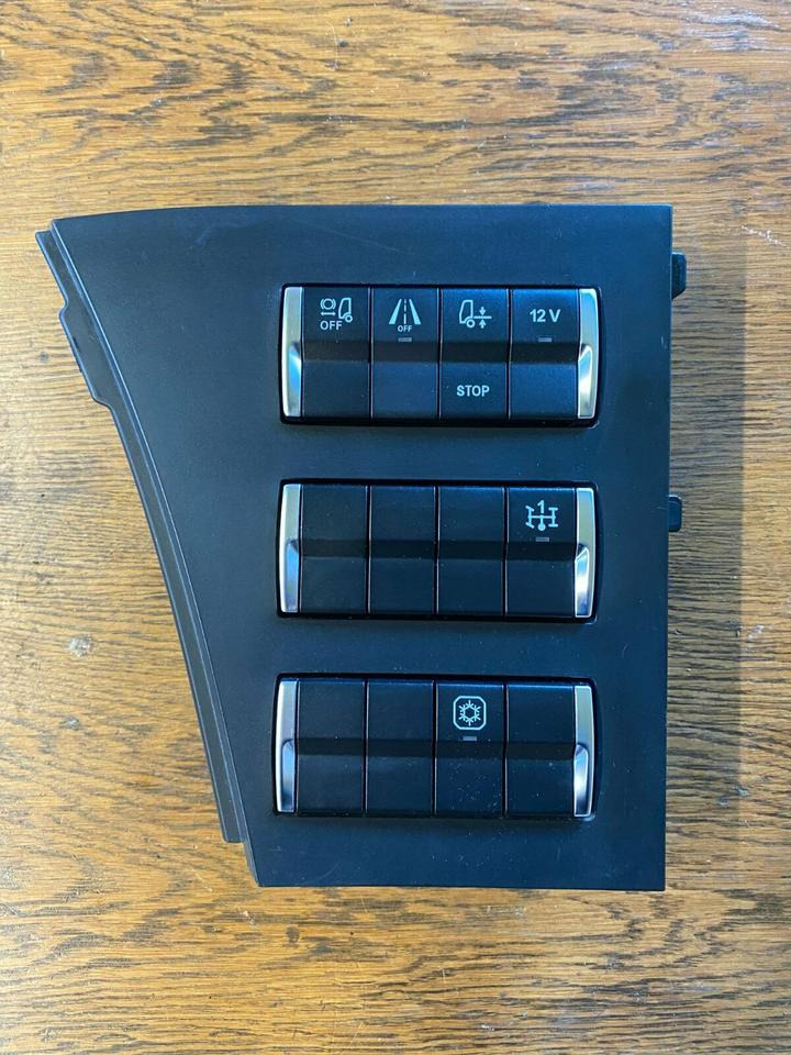 Mercedes Actros MP4 Bedienungspanel A 960 540 02 46 - Cab and interior for Truck: picture 1 Mercedes Actros MP4 Bedienungspanel A 960 540 02 46 - Cab and interior for Truck: picture 1